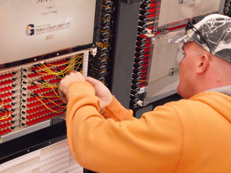 Box Findprovider Grant PUD employee working with Fiber connections